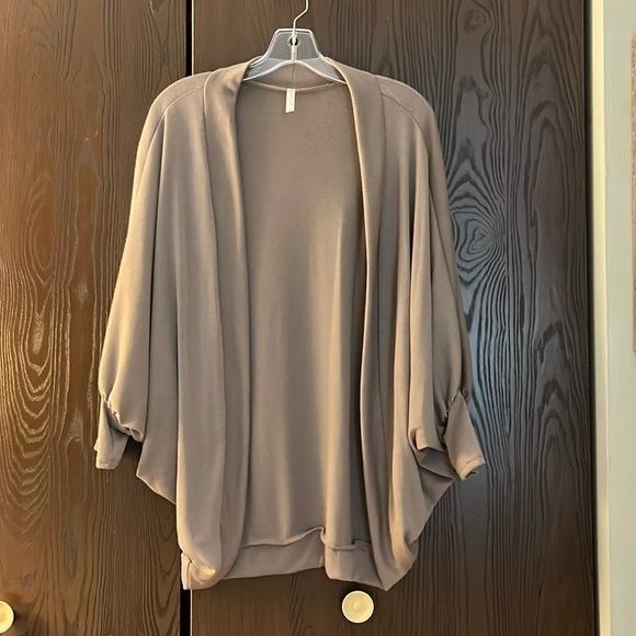 Lyss Loo cocoa colored shrug. All one piece with armholes. Size Large. - Picture 1 of 9